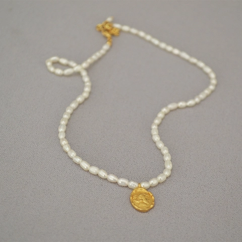 French Vintage Queen Portrait Coin Pendant Freshwater Pearl Necklace Elegant Brass Gold Plated Choker Jewelry For Women