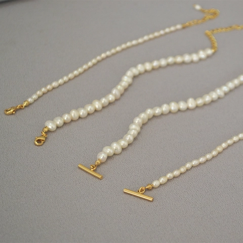Pulsera Minimalista Francesa de Perlas de Agua Dulce para Mujer Elegante Cadena de Mano de Perlas Forma de Arroz con Hebilla OT Dorada o Cierre de Langosta