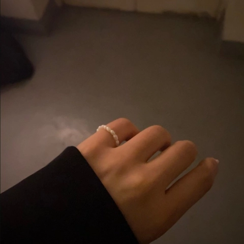 Eleganter Süßwasserperlen Elastischer Ring Für Damen Minimalistisch Reisförmige Perle Perlenring Handgefertigter Modeschmuck