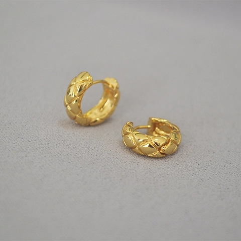 Französische Schmale Creolen Mit Steppmuster Messing 18K Vergoldet Minimalistischer Stilvoller Schmuck Für Damen