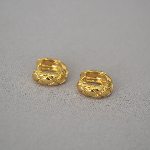 Französische Schmale Creolen Mit Steppmuster Messing 18K Vergoldet Minimalistischer Stilvoller Schmuck Für Damen