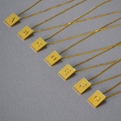 Collana Minimalista con Pendente a Lettera Iniziale in Acciaio Inossidabile Placcato Oro Collane a Blocchi Quadrati da Donna