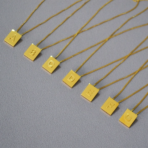 Collana Minimalista con Pendente a Lettera Iniziale in Acciaio Inossidabile Placcato Oro Collane a Blocchi Quadrati da Donna