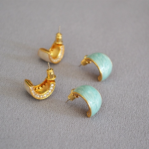 Orecchini a Bottone a Forma di C in Ottone Smaltato Motivo Marmo Con Zirconia Placcato Oro 18K Perno in Argento Sterling 925 Donna