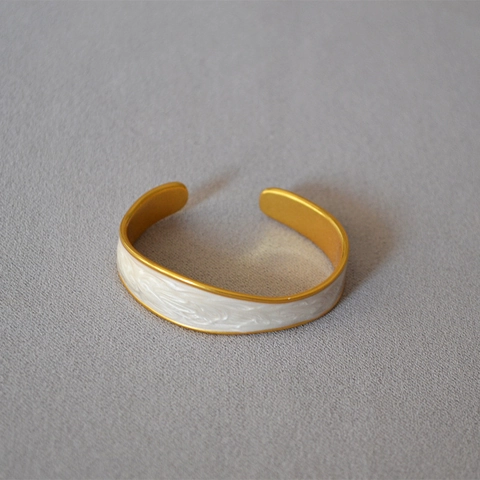 Bracciale Rigido Aperto Vintage in Ottone Placcato Oro e Smalto per Donna Motivo Marmo Bianco Perla Gioielli