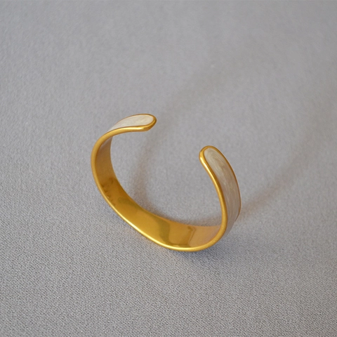 Bracciale Rigido Aperto Vintage in Ottone Placcato Oro e Smalto per Donna Motivo Marmo Bianco Perla Gioielli