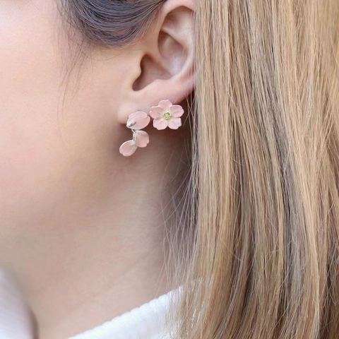 Pendientes de Botón de Esmalte Hechos a Mano Flor de Cerezo Asimétricos Latón Chapado en Oro Rosa Con Poste de Plata de Ley 925 para Mujer