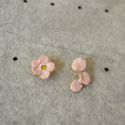Pendientes de Botón de Esmalte Hechos a Mano Flor de Cerezo Asimétricos Latón Chapado en Oro Rosa Con Poste de Plata de Ley 925 para Mujer