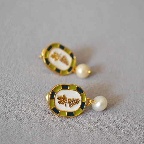 Orecchini a Bottone Pastorali in Ottone Placcato Oro Smalto Uva Con Perla d'Acqua Dolce e Perno in Argento Sterling 925