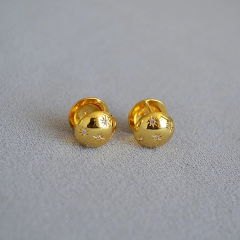 Orecchini in Ottone Incisi con Stella Polare Placcati Oro 18K con Intarsio in Zirconia Orecchini a Bottone a Semicupola per Donna Gioielli