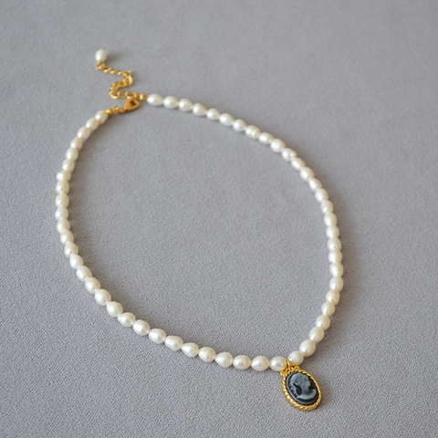 Collana con Pendente a Rilievo con Ritratto Cameo Ovale Vintage Francese in Ottone Placcato Oro Perla Artificiale per Donna