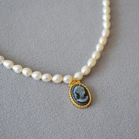 Collana con Pendente a Rilievo con Ritratto Cameo Ovale Vintage Francese in Ottone Placcato Oro Perla Artificiale per Donna