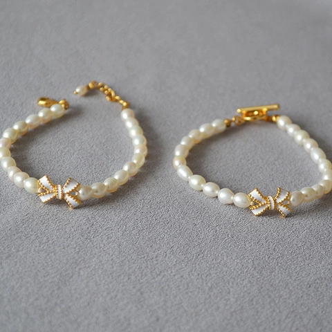 Französisch Elegantes Süßwasserperlen Armband Für Damen Emaille Schleife Weiß Perle Legierung Vergoldet Verstellbar Schmuck