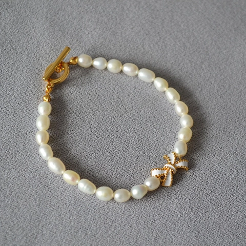 Französisch Elegantes Süßwasserperlen Armband Für Damen Emaille Schleife Weiß Perle Legierung Vergoldet Verstellbar Schmuck