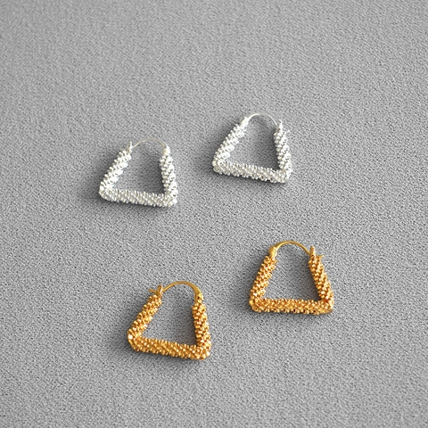 Orecchini a Cerchio Geometrici a Triangolo in Rame Galvanizzato per Donna Gioielli Minimalisti Texture Granulare Oro Argento