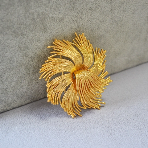 Vintage Brass Pinwheel Brooch For Women Luxury Gold Plated Twist Texture Fireworks Radiant Design Autumn Winter Clothes Accessory