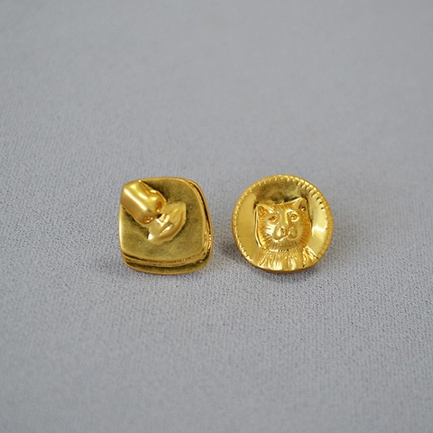 Spilla Vintage in Ottone Dorato con Rilievo Gatto e Volto Umano Distintivo Artistico di Nicchia per Cappello Sciroppo Gioielli Donna
