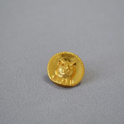 Spilla Vintage in Ottone Dorato con Rilievo Gatto e Volto Umano Distintivo Artistico di Nicchia per Cappello Sciroppo Gioielli Donna