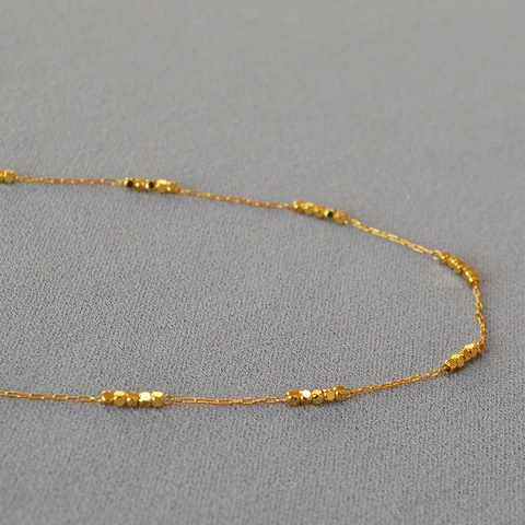 Collana a Catena Clavicola Minimalista in Ottone Placcato Oro Perle Quadrate Smussate Fatte a Mano Catena Sottile Corta Gioielli Design di Nicchia Donna