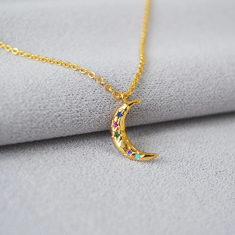 Squisita Collana con Pendente a Mezzaluna in Ottone Placcato Oro Con Zirconia Colorata Catena Minimalista Gioielli per Donna