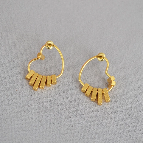 Orecchini a Cuore Placcati in Oro Minimalisti per Donna Con Perno in Argento Sterling 925 Design a Barra con Texture Martellata