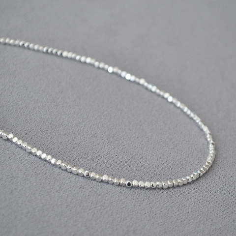 Collana Girocollo Minimalista in Lega Placcata Argento con Perline d'Argento Triturato per Donna Catena a Perline Quadrate Geometriche