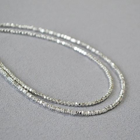 Collana Girocollo Minimalista in Lega Placcata Argento con Perline d'Argento Triturato per Donna Catena a Perline Quadrate Geometriche