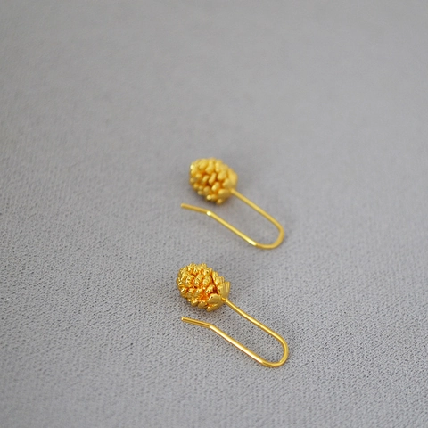 Minimalisti Orecchini a Gancio a Pigna in Ottone Placcato Oro 18K per Donna Stile Foresta Naturale Gioielli Botanici Raffinati Regalo