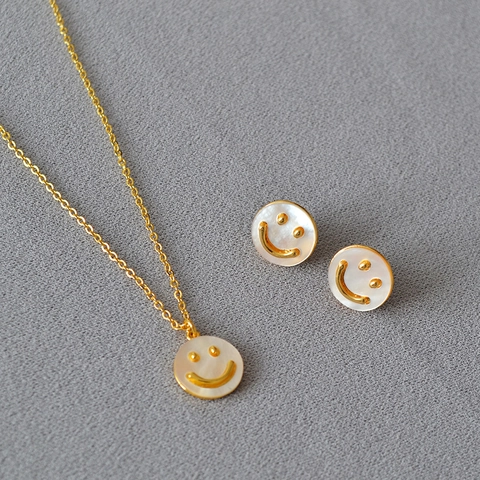 Orecchini In Ottone Placcato Oro Madreperla Faccina Sorridente Con Perno In Argento Sterling 925 Set Collana Per Donna