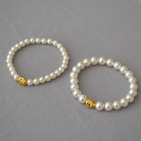 Elegante Bracciale Elastico in Perla Artificiale Bianca Con Chicco Irregolare in Rame Placcato Oro Bracciale Retrò con Perline per Donna Gioielli
