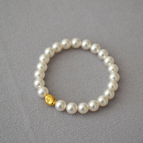 Elegante Bracciale Elastico in Perla Artificiale Bianca Con Chicco Irregolare in Rame Placcato Oro Bracciale Retrò con Perline per Donna Gioielli