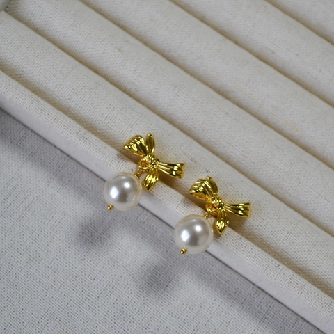Orecchini a Bottone con Fiocco in Ottone Placcato Oro Vintage con Perla Artificiale e Perno in Argento Sterling 925 per Donna