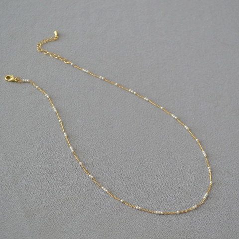 Collana Placcata in Oro in Ottone dal Design Minimalista Francese per Donna Gioielli con Catena a Clavicola Ultrasottile con Perle Artificiali Piccole