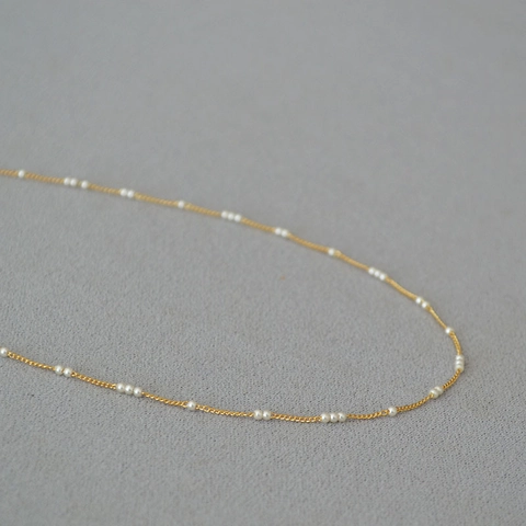 Collana Placcata in Oro in Ottone dal Design Minimalista Francese per Donna Gioielli con Catena a Clavicola Ultrasottile con Perle Artificiali Piccole