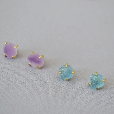 Pendientes de Botón Minimalistas de Piedra en Bruto Natural Aguamarina Amatista Irregular Latón Chapado en Oro Con Poste de Plata de Ley 925 Mujer