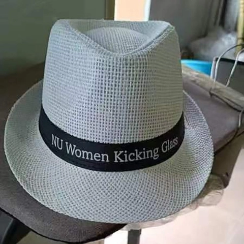 Chapeau Fedora en Paille Tissée Respirant Été Unisexe Bord Court Protection Solaire Chapeau de Jazz pour Vacances en Plein Air