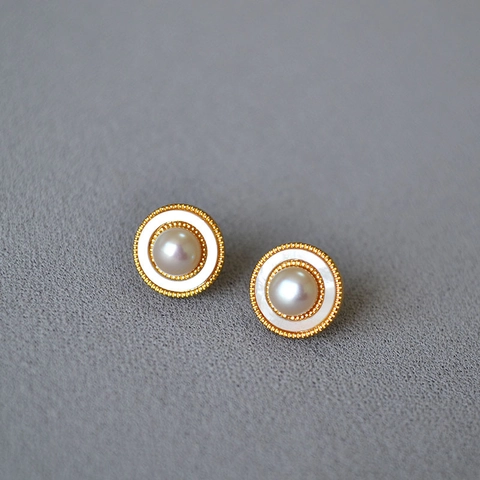 Eleganti Orecchini a Bottone Tondi in Conchiglia e Perla d'Acqua Dolce Con Perno in Argento 925 Ottone Placcato Oro Donna