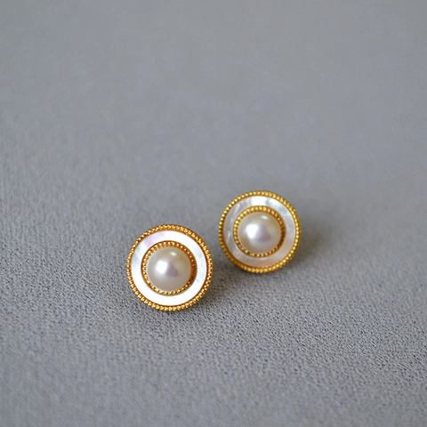 Eleganti Orecchini a Bottone Tondi in Conchiglia e Perla d'Acqua Dolce Con Perno in Argento 925 Ottone Placcato Oro Donna