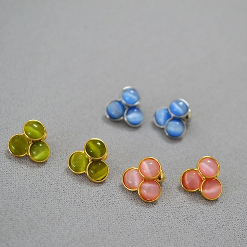 Orecchini a Bottone in Ottone Placcato Oro Con Pietra Occhio di Gatto e Perno in Argento 925 Gioielli di Moda Minimalista