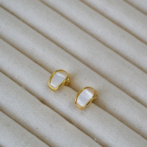 Orecchini a Bottone ad Arco in Ottone Placcato Oro con Madreperla per Donna con Perno in Argento Sterling 925 Gioielli Semplici