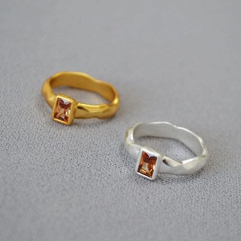 Anillo de Latón Vintage con Textura Martillada para Mujer con Diamante de Imitación Ámbar Rectángulo Incrustado Oro Plata Galvanizado