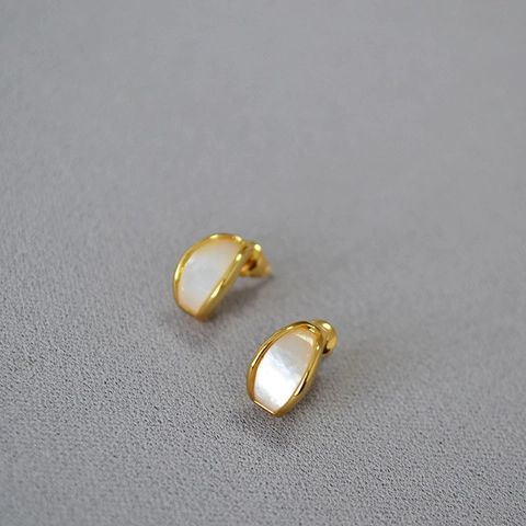 Orecchini a Bottone ad Arco in Ottone Placcato Oro con Madreperla per Donna con Perno in Argento Sterling 925 Gioielli Semplici