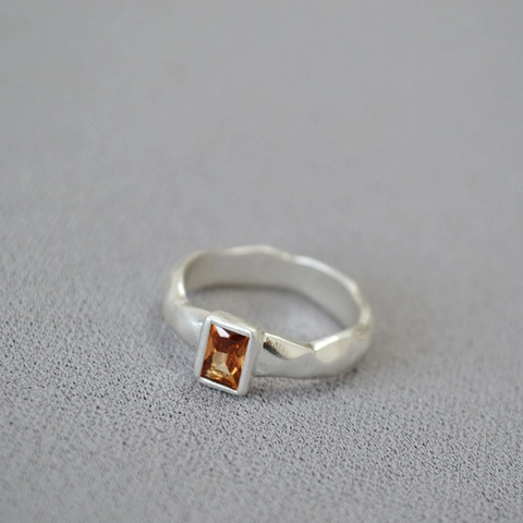 Anillo de Latón Vintage con Textura Martillada para Mujer con Diamante de Imitación Ámbar Rectángulo Incrustado Oro Plata Galvanizado
