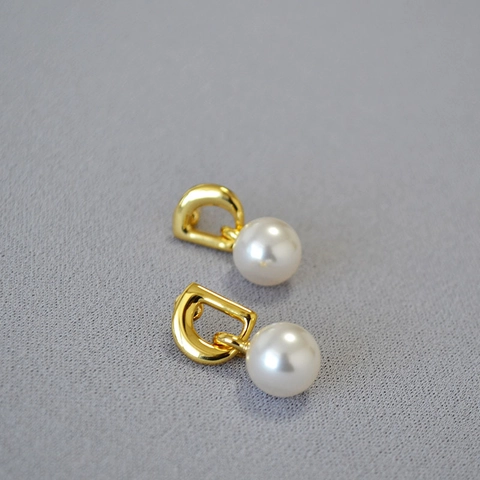 Lussuosi Orecchini a Bottone con Perla Lettera D Rame Placcato Oro Con Perno in Argento Sterling 925 Perle Artificiali Donna