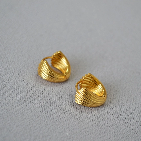 Orecchini a Cerchio Piccoli in Ottone Placcato Oro Design Francese di Nicchia con Trama a Conchiglia per Donna Gioielli Eleganti
