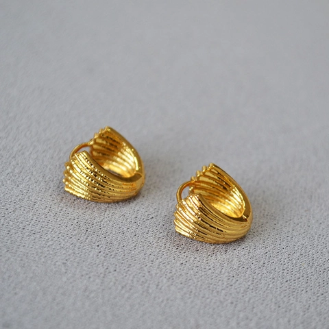 Orecchini a Cerchio Piccoli in Ottone Placcato Oro Design Francese di Nicchia con Trama a Conchiglia per Donna Gioielli Eleganti