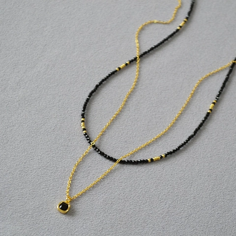 Collana a Doppio Strato Vintage Minimalista con Ciondolo Quadrato in Spinello Nero Catena per Clavicola in Ottone Placcato Oro