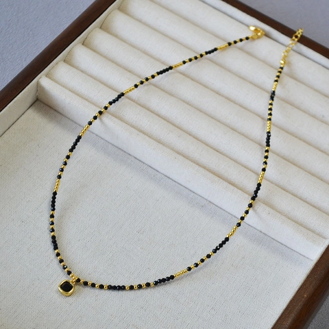 Collier en Perles de Spinelle Noir Design de Niche pour Femmes Pendentif Carré en Cuivre Plaqué Or Bijoux Minimalistes