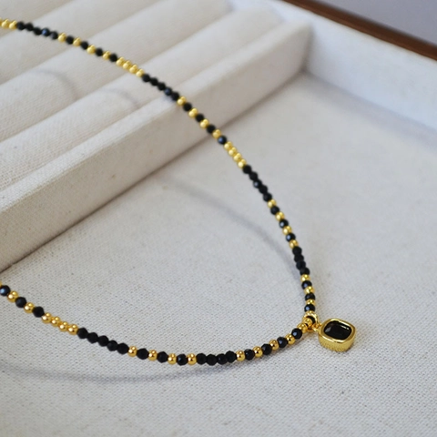 Collier en Perles de Spinelle Noir Design de Niche pour Femmes Pendentif Carré en Cuivre Plaqué Or Bijoux Minimalistes