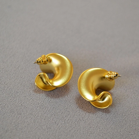 Vintage Mattgold Unregelmäßig Verdreht C-Form Kupfer Ohrstecker Geometrische Mode Schmuck Für Damen Dating Geschenk